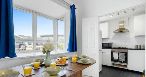 Island Gardens House | Iron House - Sleeps 11 - For Contractors & Families - Private Parking - Near ExCel, Canary Wharf, O2, City AirPort & GreenWich