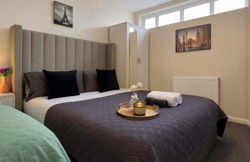 Island Gardens House | Iron House - Sleeps 11 - For Contractors & Families - Private Parking - Near ExCel, Canary Wharf, O2, City AirPort & GreenWich