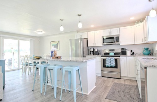 Shelton House | Island LakeHouse - Waterfront Home -3BD Beach & Kayaks, Game Room