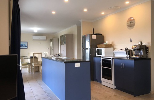 Newland House | Island Time at Vivonne Bay - short walk to beach