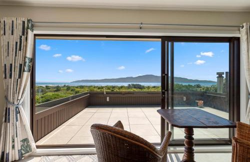 Paraparaumu Beach House | Island View Beach House - Paraparaumu Beach Home