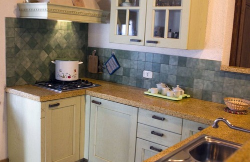 Castelnuovo di Val di Cecina Apartment | Cozy apartment on a vacation farm with pool