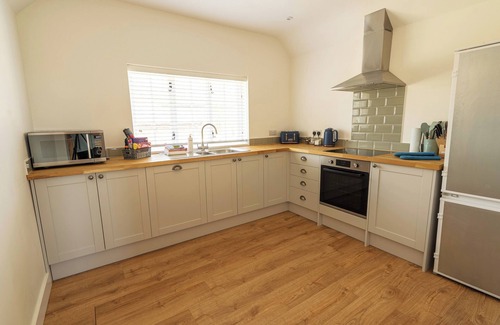 Hunston Cottage | Ivy Cottage, Sleeping 4 with garden & nearby beaches & Chichester