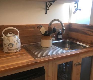 Lakes Entrance Bed & Breakfast | Ivy May Cottage