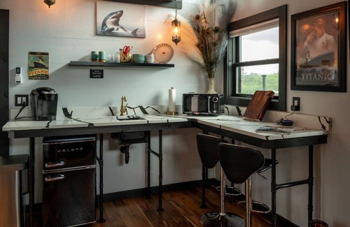Sevierville Cabin | Jack & Rose Treehouse Titanic Hot tub Riverfront.