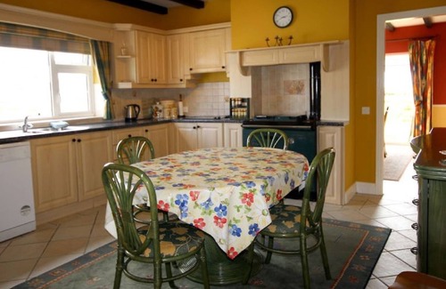 Claddaghduff Ski Chalet | Jackie's Cottage, overlooks Omey Island & strand