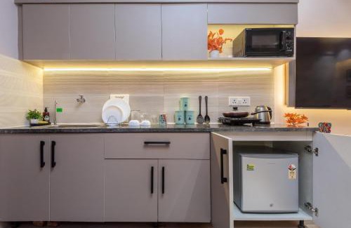 Greater Noida Apartment | Jacuzzi & Big Screen By Buddies Home