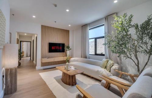 Khor Fakkan Apartment | Japandi Mountain Escape