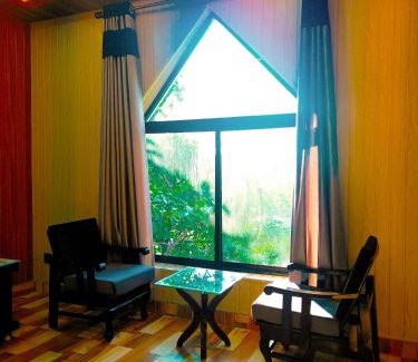 Mayapur Apartment | Jarokhā by Nivāsa- Scenic Stay Overlooking Ganga, Mountain View, 2 minutes from Ganga Ghaat, 10 minutes from Raja ji national Park