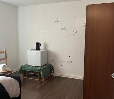 Chorlton-on-Medlock House | Jazmin Room