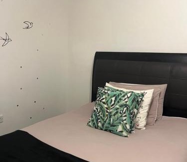 Chorlton-on-Medlock House | Jazmin Room