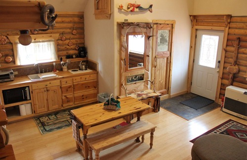 Soldotna House | JBs Alaska Getaway Custom Log Cabin sleeps 6
