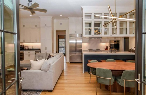 Oxford House | Jefferson Manor A by Apex Short Term Stays