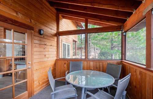 Ashland Cabin | Jenny Creek Cabin w/Jacuzzi and Wood Stove at Green Springs Inn