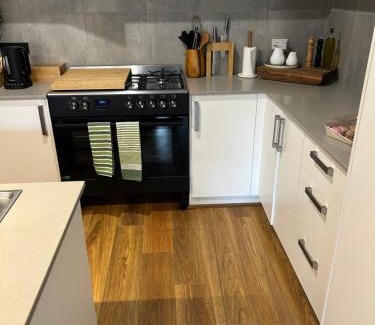 Rosebud House | JettyWalk, Stunning 3br townhouse, walk to beach