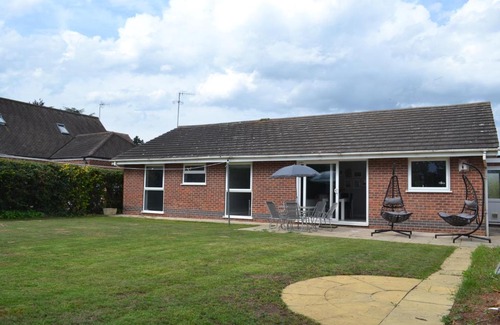 Ruddington House | Jodi's Bungalow - Garden and Parking