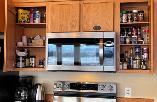 Wasilla House | Jody's Lakehouse. Cozy 2-bedroom lakefront cedar home with hot tub in Wasilla