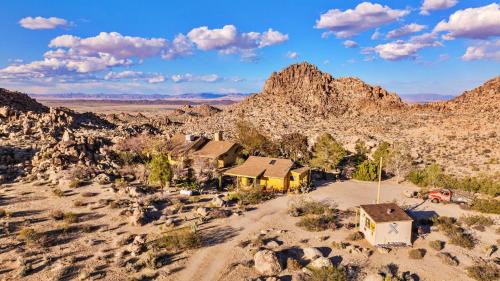 Monument Manor House | Joshua Tree Oasis I Desert retreat with hot tub, BBQ & backyard trail access