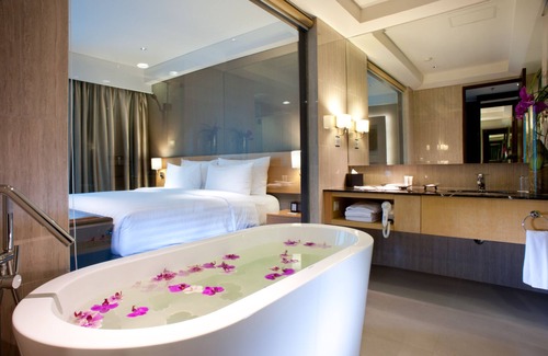 Kuningan Hotel | JS Luwansa Hotel and Convention Center