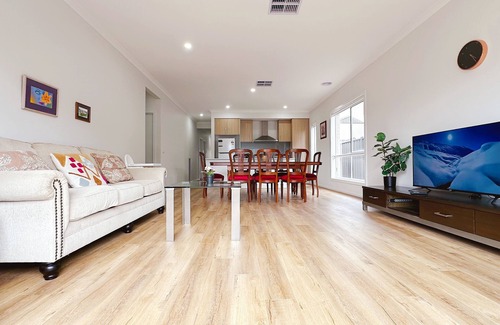 Manor Lakes House | Jubilee Home/Spacious Bedrooms/Comfy Beds/Smart TV