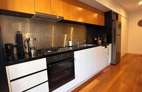 Chinatown Apartment | Juliet: Stylish 1 bedroom laneway apartment. CBD. Parking, Parking option