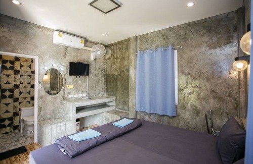 Wiset Chai Chan Hotel | Jumbo Villa Homestay and Resort