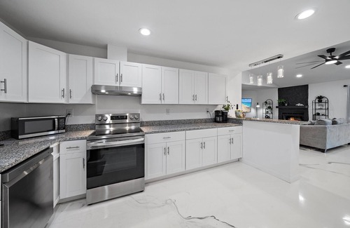 Flora Villa House | Jungle Nook | Waterfront + Grill!