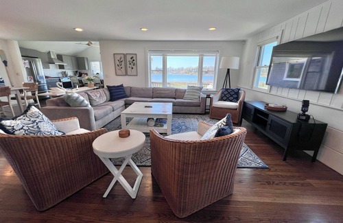 Mara Vista House | Just Renovated Waterfront Home .25 Miles To The Beach (2260)