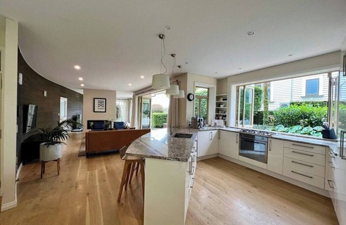 Devonport House | Just steps away from the beach!