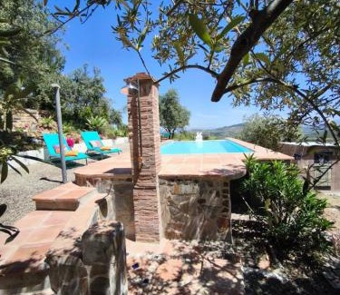 Tolox House | Künstlerhaus Finca Madreselva mit atemberaubenden Weitblick mit Infinitypool, kleinen Teichen und vielen Sitzplätzen in Tolox Malaga im Nationalpark Sierra de las Nieves, ideal für Entspannung, aber auch zum Wandern