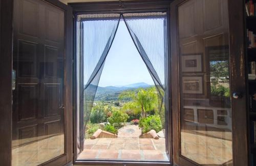 Tolox House | Künstlerhaus Finca Madreselva mit atemberaubenden Weitblick mit Infinitypool, kleinen Teichen und vielen Sitzplätzen in Tolox Malaga im Nationalpark Sierra de las Nieves, ideal für Entspannung, aber auch zum Wandern