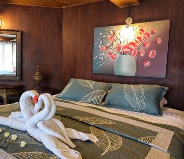 Song Phi Nong Resort | Kaengkrachan Boathouse Paradise Resort