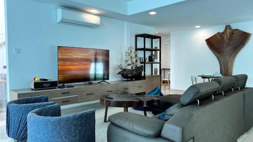 Kampung Paya Villa | Kajang Villa 6 w Pool Table by Iconique