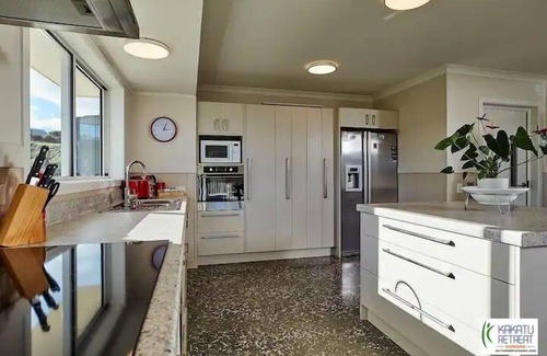 Kaikoura House | Kakatu Retreat - 11 Bedrooms, Kakatu Retreat | 11 Bedrooms | 8 Bathrooms | Amazing Views