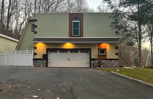 Stroudsburg House | Kaleidoscope Cottage, near Outlets, and all that Poconos has to offer