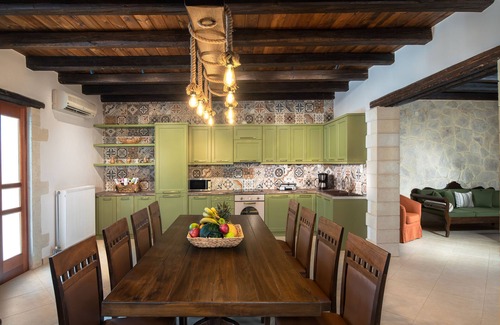 Dafni Villa | Kalypso Villa, Ideal for big families & friends! Walking distance to amenities!