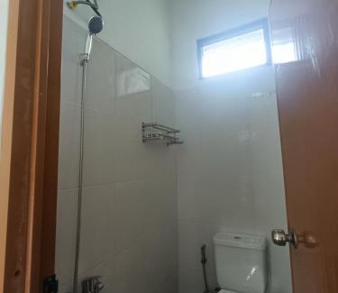 Gombong Hostel | Kamar Kost AC Luas Tengah Kota