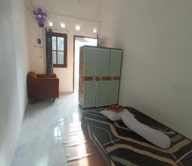 Gombong Hostel | Kamar Kost AC Luas Tengah Kota