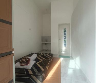 Gombong Hostel | Kamar Kost AC Mezanine