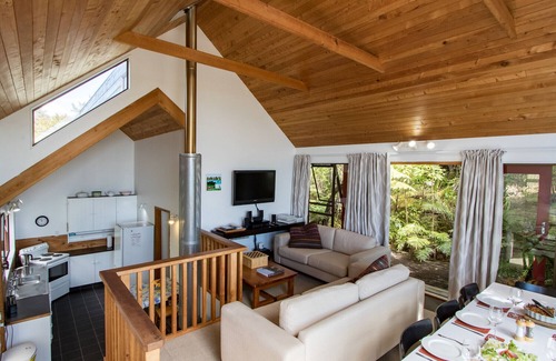 Ngaio Bay Cottage | Kanuka House - Kaiteriteri Holiday Home