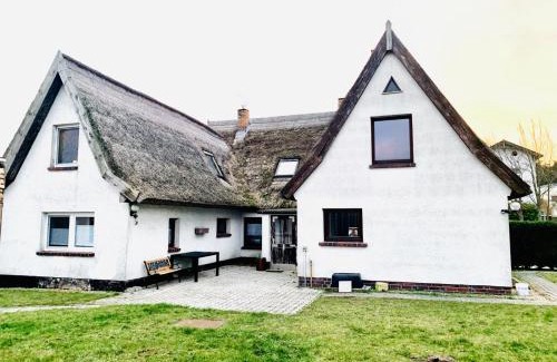 Graal Mueritz House | KAPITÄNS HUS - traditionelles Reethaus strandnah, Sauna, großer Garten, PKW-Stellplätze