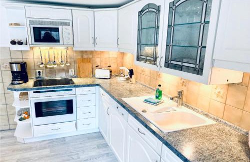 Graal Mueritz House | KAPITÄNS HUS - traditionelles Reethaus strandnah, Sauna, großer Garten, PKW-Stellplätze