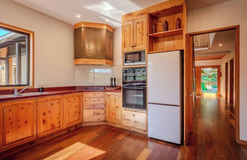 Ngakuru House | Karapiti Lodge - Stunning Rural Getaway