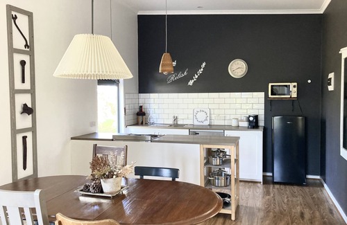 Blewitt Springs Cottage | Karawatha Cottages - RELISH COTTAGE