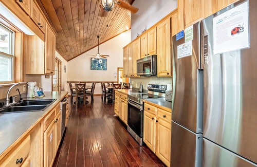 Sevierville Cabin | Keaton's Firefly Meadow: OutdoorPool*HotTub*Games*Wifi*FirePit*Yard*Large Groups