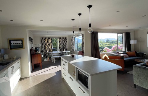 Kelvin Heights House | Kelvin Heights Chic sun drenched family retreat WaterTaxi to Central Queenstown.