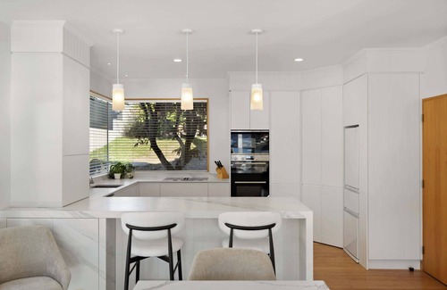 Kelvin Heights House | Kelvin Heights Retreat Lake Views BBQ Fireplace