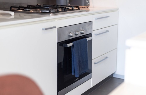 Kensington Apartment | Kensington petite apartment w/direct street access