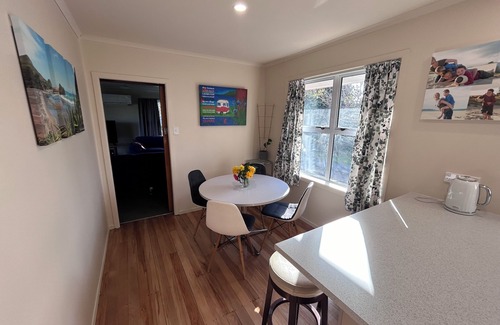 Waitahanui House | Kereru Cottage Taupo. Peaceful, family & dog friendly house close to Lakes edge