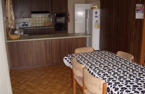 Melville House | Kev's Place ~ Spacious ~ short walk to the beach ~ Pet Friendly